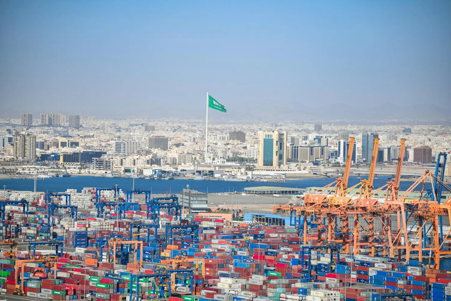السعودية تعلن عن دخول سفينة نوعية الى البحر الأحمر ستغير شكل الملاحة 